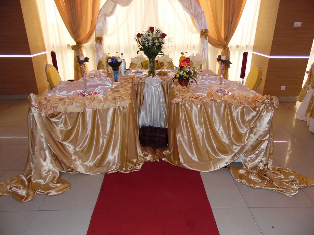 Hotel Flormang كرايوفا المظهر الخارجي الصورة