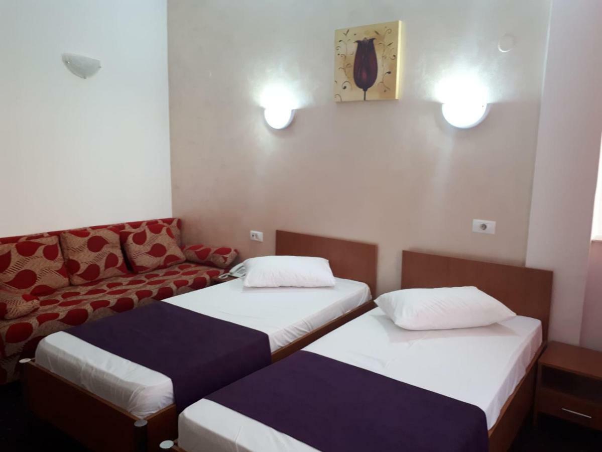 Hotel Flormang كرايوفا المظهر الخارجي الصورة