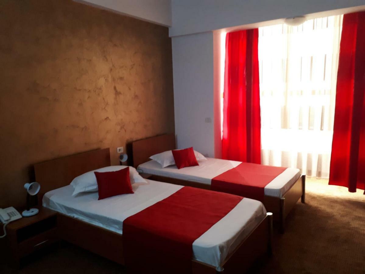 Hotel Flormang كرايوفا المظهر الخارجي الصورة