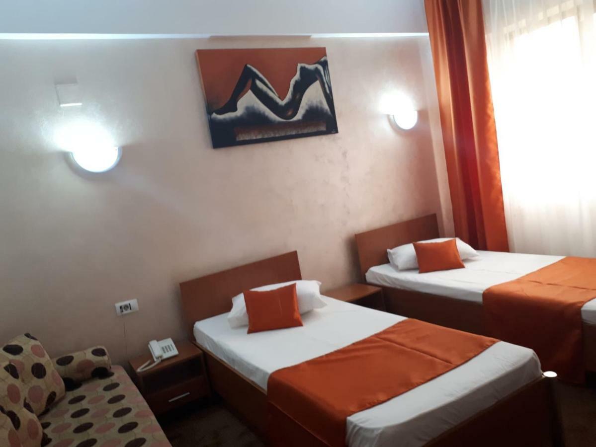 Hotel Flormang كرايوفا المظهر الخارجي الصورة